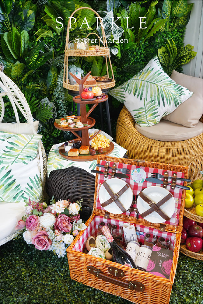 「秘密花園Picnic Set」野餐尊享座 + 5層2人玫瑰花主題下午茶 + Picnic Basket + 烘焙工作坊 +玫瑰甜氣泡酒+ SPARKLE COLLECTION 口罩 + 精品蛋糕 （價格以一人為單位）