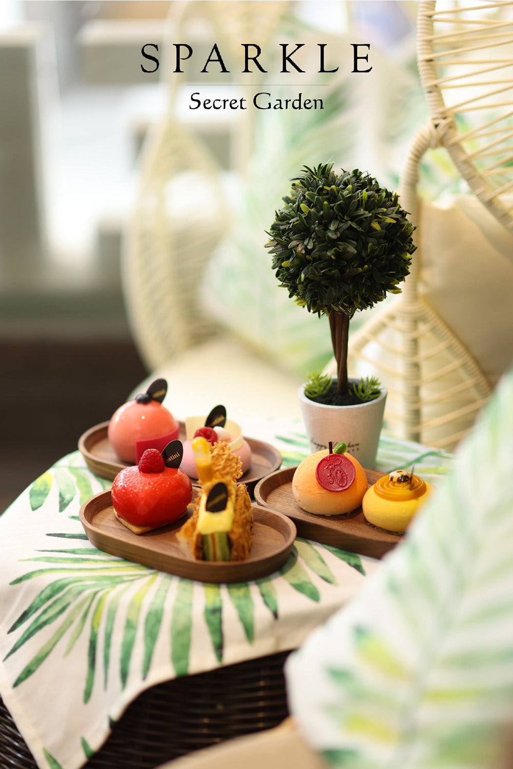 「秘密花園尊貴魚子醬Picnic Set」野餐尊享座 + 5層2人玫瑰花主題下午茶 + Picnic Basket + 烘焙工作坊 + 玫瑰甜氣泡酒 + Sparkle Collection口罩 + 精品蛋糕（價格以一人為單位）