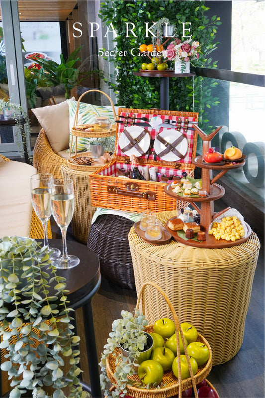 「秘密花園Picnic Set」野餐尊享座 + 5層2人玫瑰花主題下午茶 + Picnic Basket + 烘焙工作坊 +玫瑰甜氣泡酒+ SPARKLE COLLECTION 口罩 + 精品蛋糕 （價格以一人為單位）